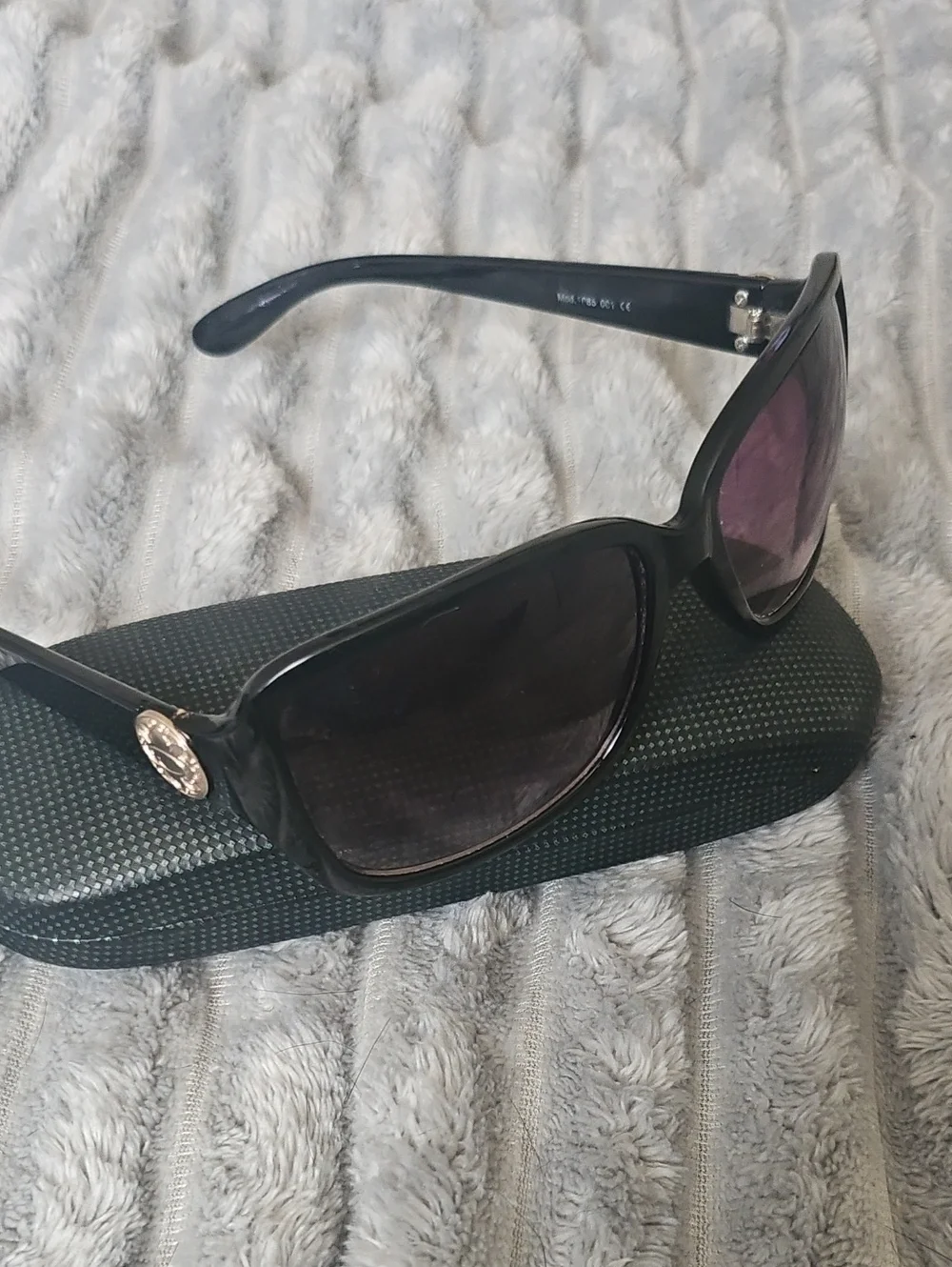 Oscar de la Renta Model 1085, Color Code 001.